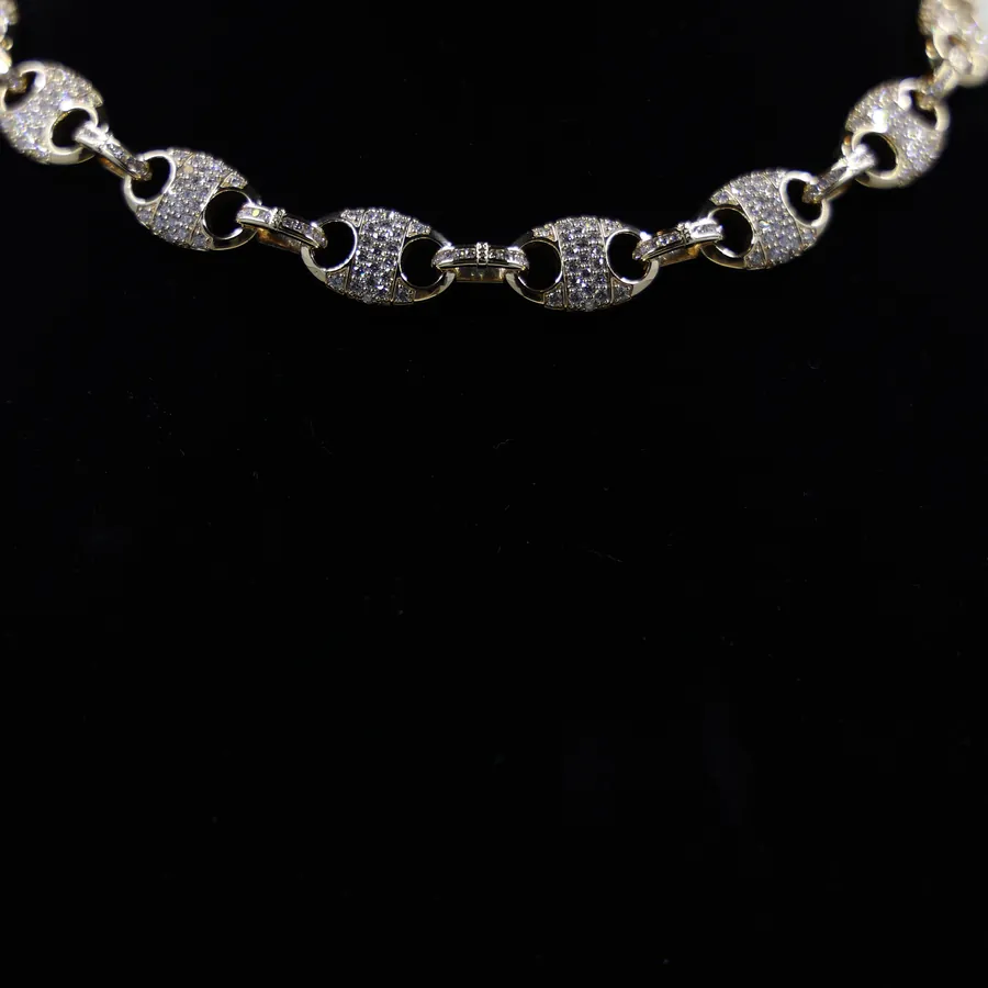 A full pavé mariner chain on a display bust